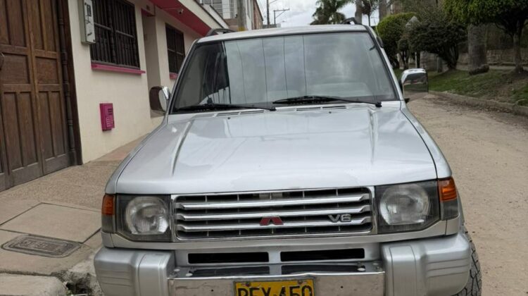Mitsubishi Montero (2006) Gris